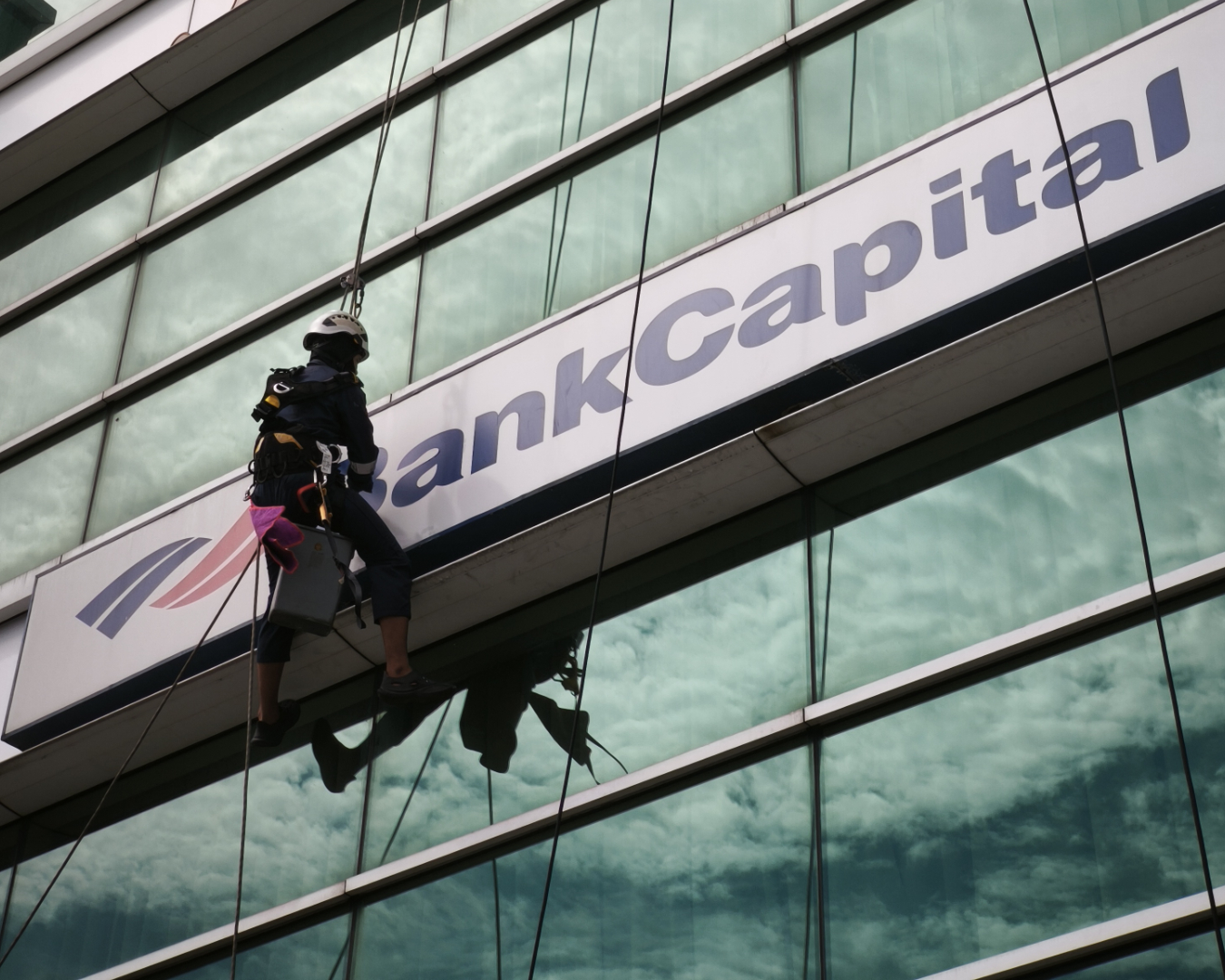 Perawatan Signage Bank Capital