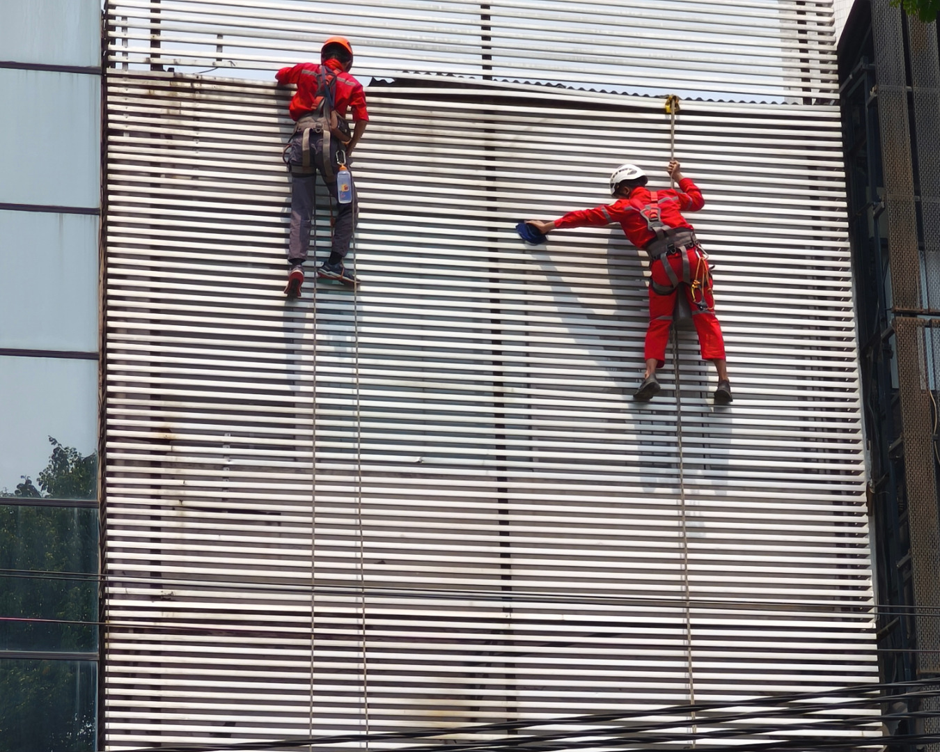 Repainting Fasad dengan Rope Access